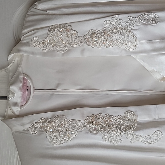 White Victoria Secret gown size M - Picture 2 of 4